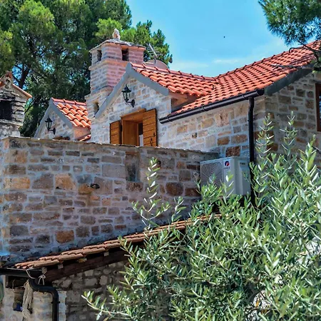 Holiday home 5 Bedroom Stunning In Milna (Brac)